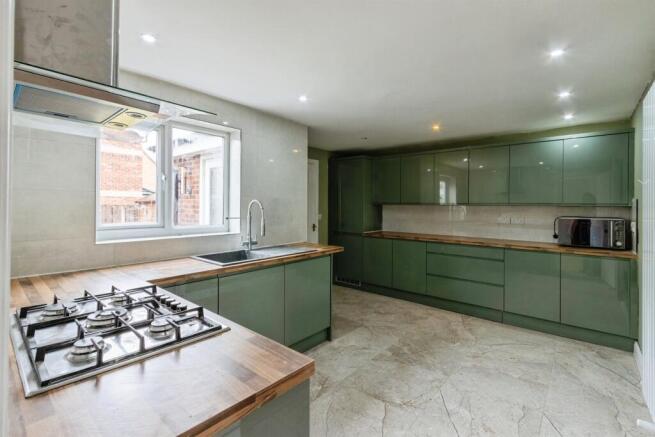 6 bed Detached for sale Image 6