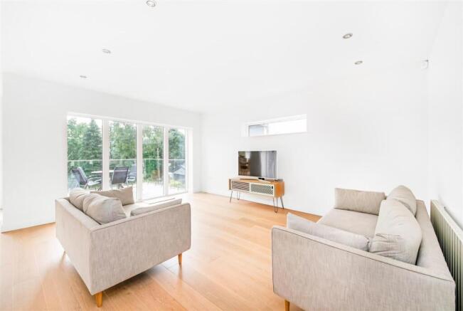 5 bed Detached for sale Image 9
