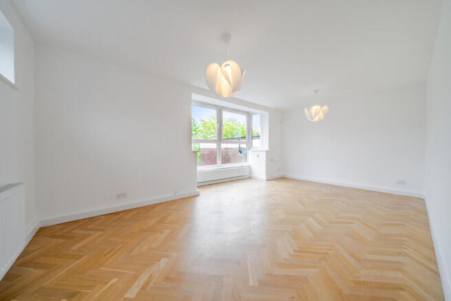 Iona Close, London photo 3