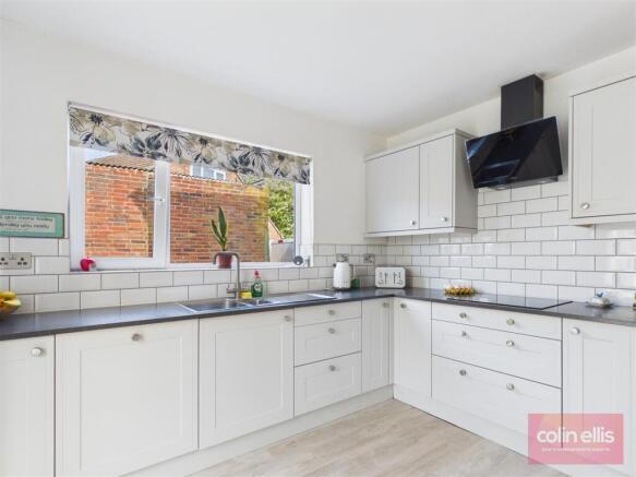 4 bed Semi-Detached Bungalow for sale Image 5