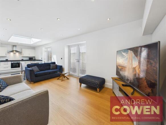 2 bed Flat for sale Image 5