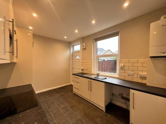 2 bed Terraced to rent Image 5