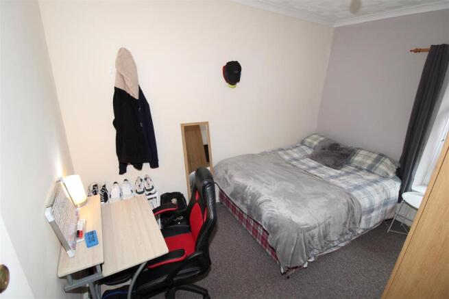 Cosy double bedroom with a dedicated study spac...