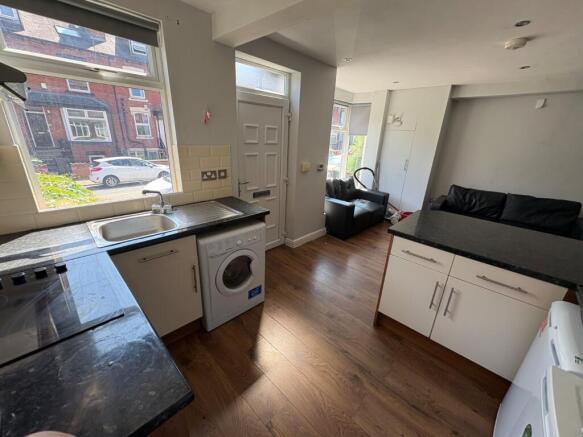 3 bed Terraced to rent Image 2