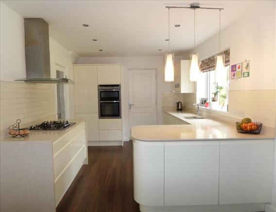 KITCHEN/DINING ROOM