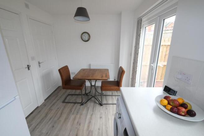 2 bed Semi-Detached to rent Image 6