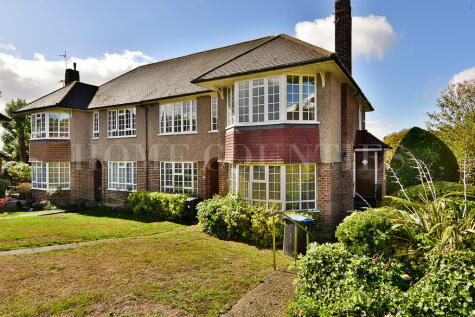 Oakwood Close, London, N14