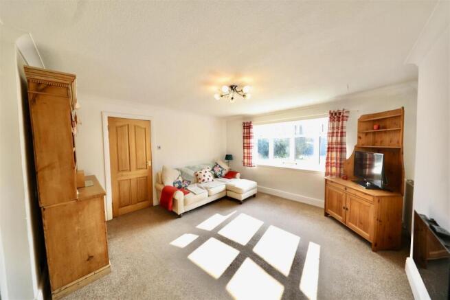 5 bed Detached for sale Image 4