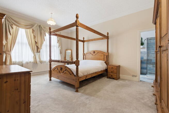 5 bed Semi-Detached for sale Image 12