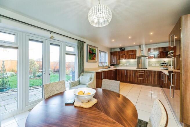 4 bed Detached for sale Image 8