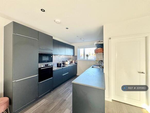 3 bed End of Terrace to rent Image 4