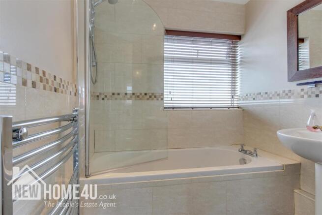 FAMILY BATHROOM: