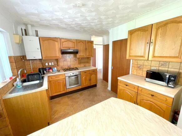 Kitchen b.jpg
