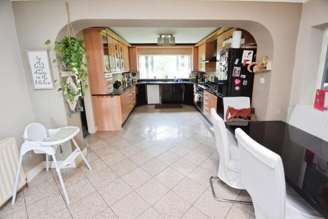 4 bed Detached for sale Image 5