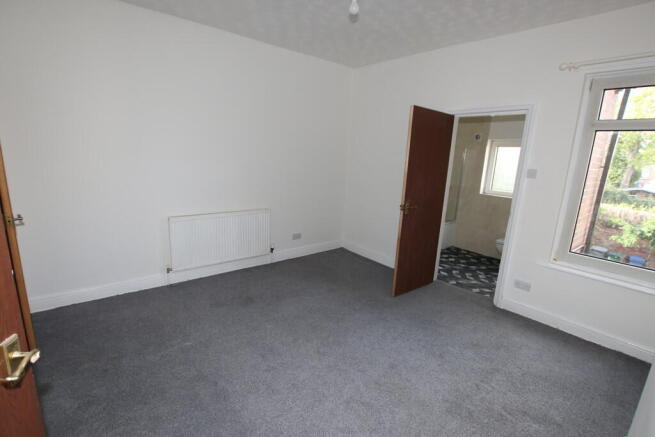 2 bed Terraced to rent Image 6