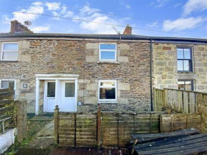 Mid terrace home with great potential, Helston