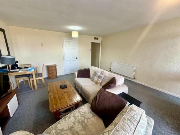 Living Room (2/4)