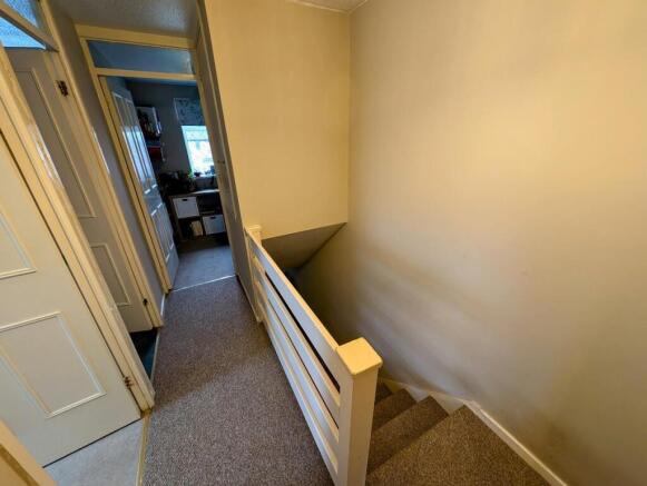 37 Cheshire Close landing.jpg