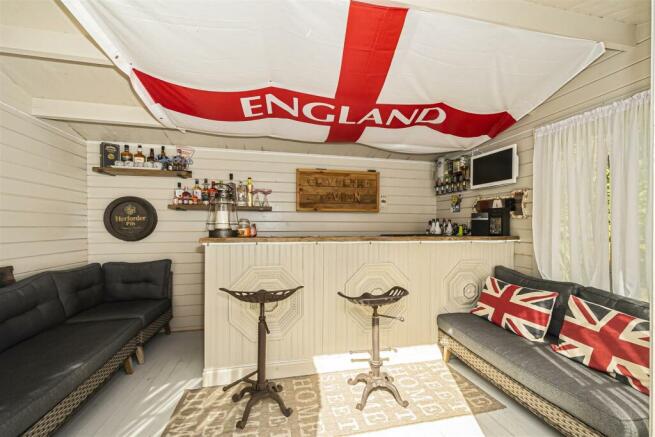 2 Cleveland Close40.jpg