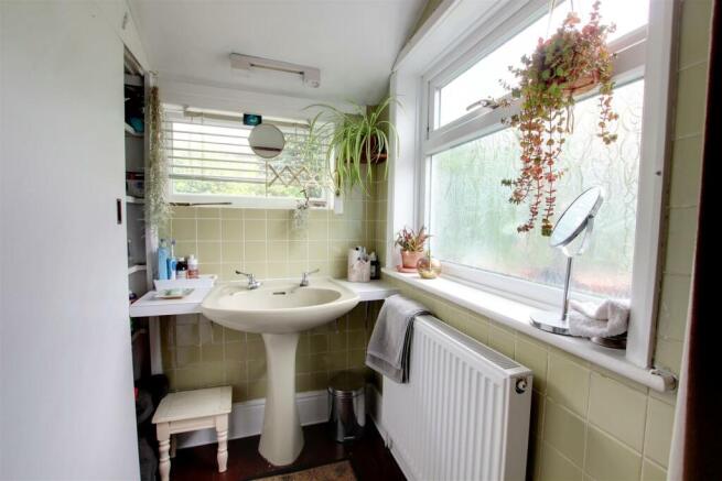 En-suite wash room