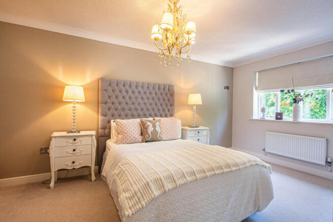 6 bed Detached for sale Image 10
