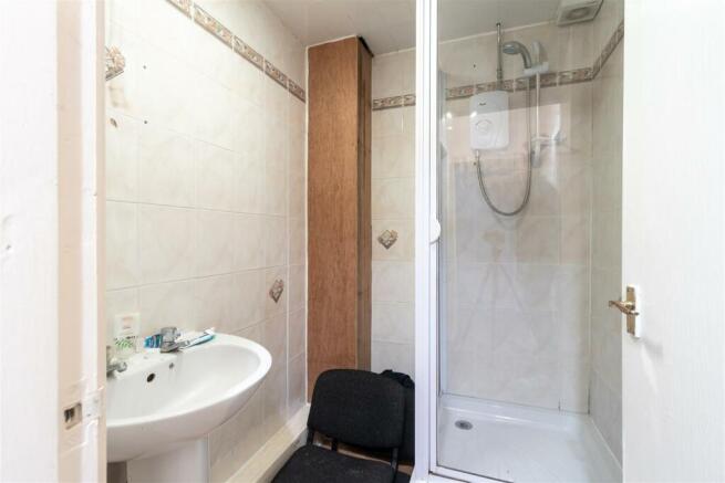 7 bed House to rent Image 10