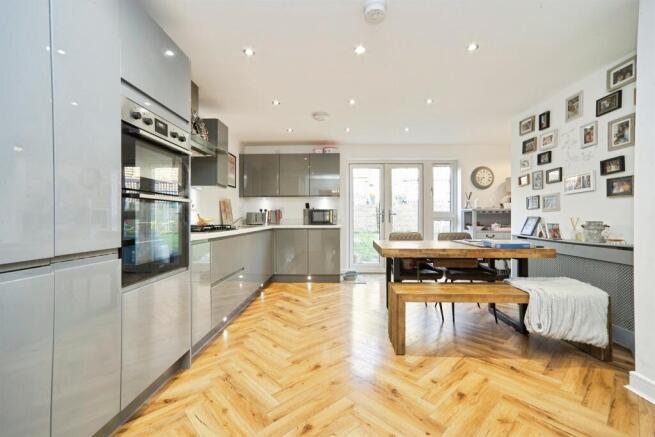 4 bed Detached for sale Image 3
