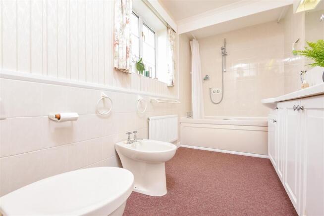 EN-SUITE BATHROOM