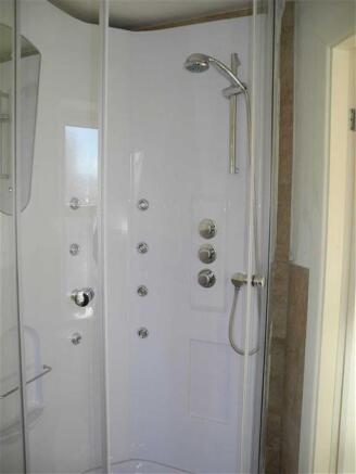 EN SUITE SHOWER ROOM