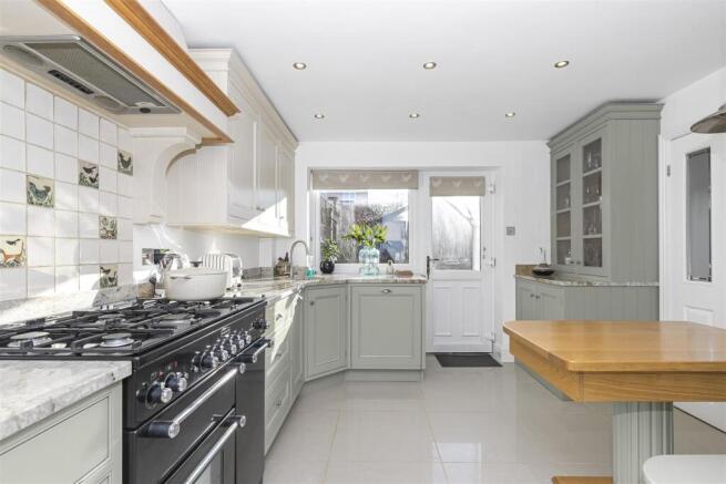 Kitchen 2.jpg