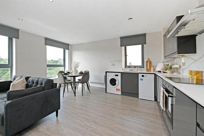 4 bed Apartment to rent Image 10