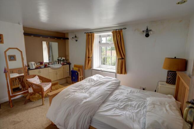 5 bed Semi-Detached for sale Image 8