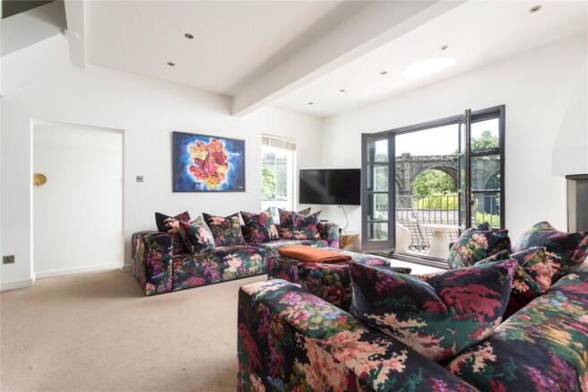 5 bed Detached for sale Image 4