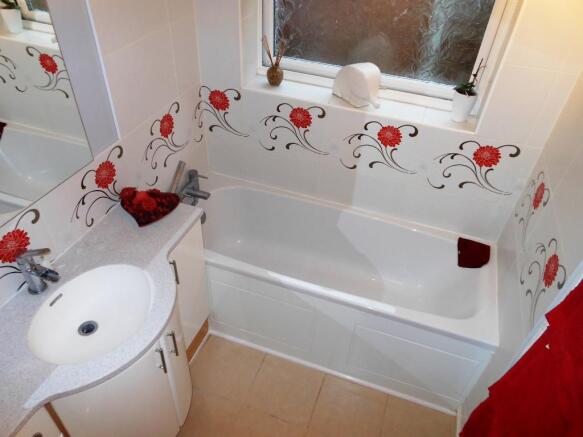 ENSUITE BATHROOM:
