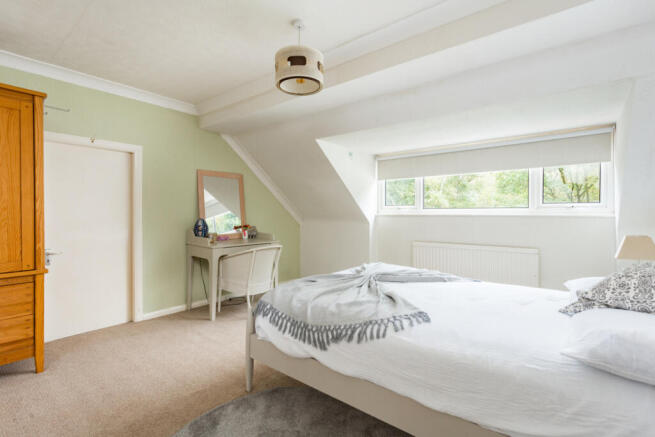 5 bed Bungalow for sale Image 10