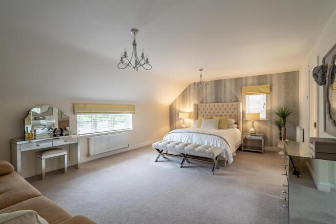 5 bed Detached for sale Image 12