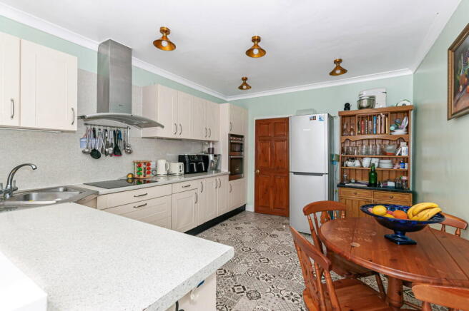 5 bed Detached for sale Image 7