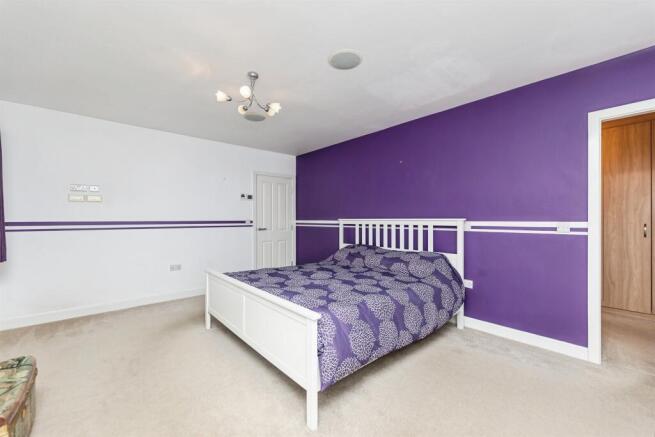 5 bed Detached for sale Image 9