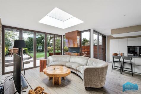 Lawrence Avenue, Mill Hill, London, NW7