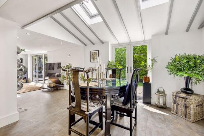 5 bed Detached for sale Image 7