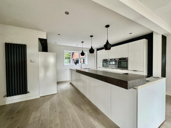 5 bed Detached for sale Image 8