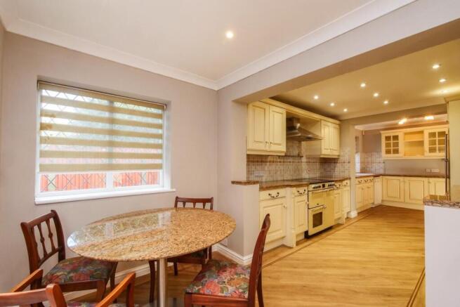 4 bed Detached for sale Image 11