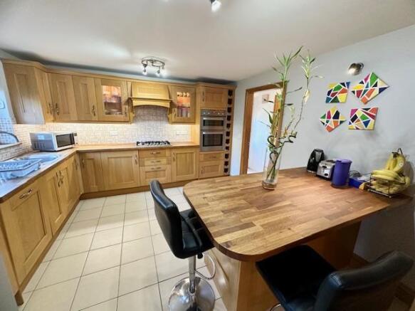 5 bed Detached for sale Image 5