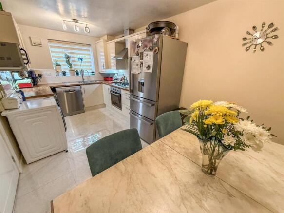 Kitchen/ Dining Room