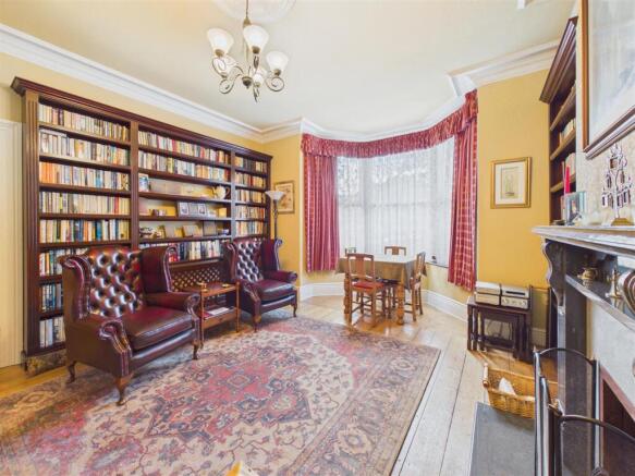 6 bed Semi-Detached for sale Image 4