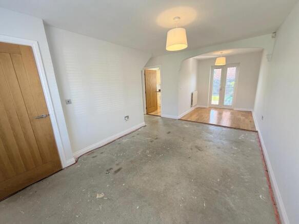 OPEN PLAN LOUNGE/DINING AREA