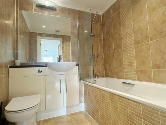 Ensuite to Bed 1.JPG