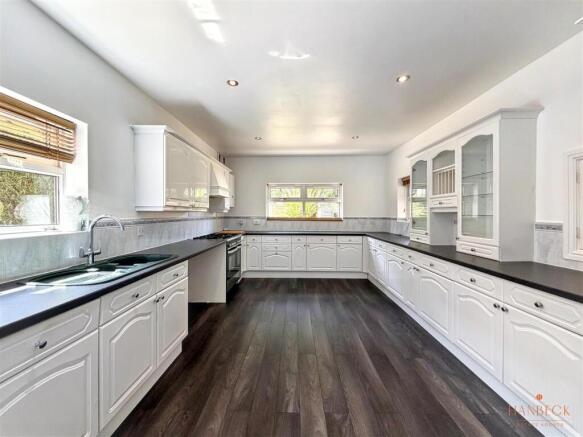 4 bed Detached for sale Image 8