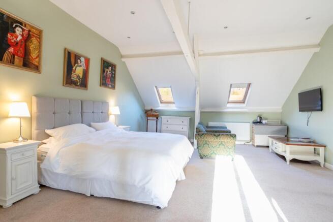 5 bed Detached for sale Image 12