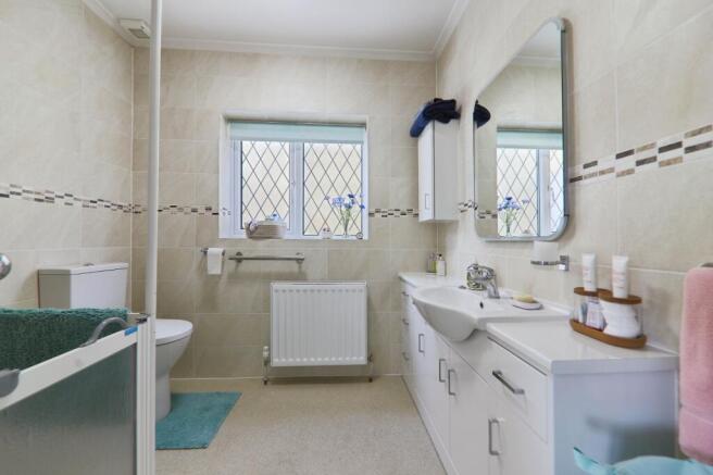 6 bed Detached for sale Image 10